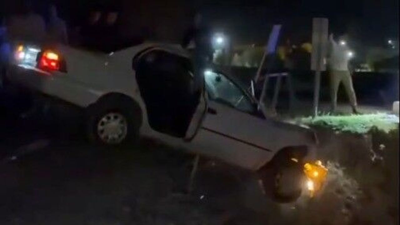 Köpeğe Çarpmamak İçin Kaza Yapan Sürücü, Otomobili Köprüde Asılı Kaldı