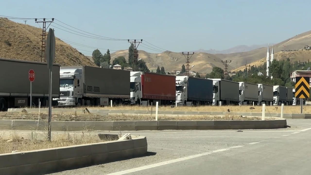 Gümrük Kapısı'nda 3 kilometrelik tır kuyruğu oluştu