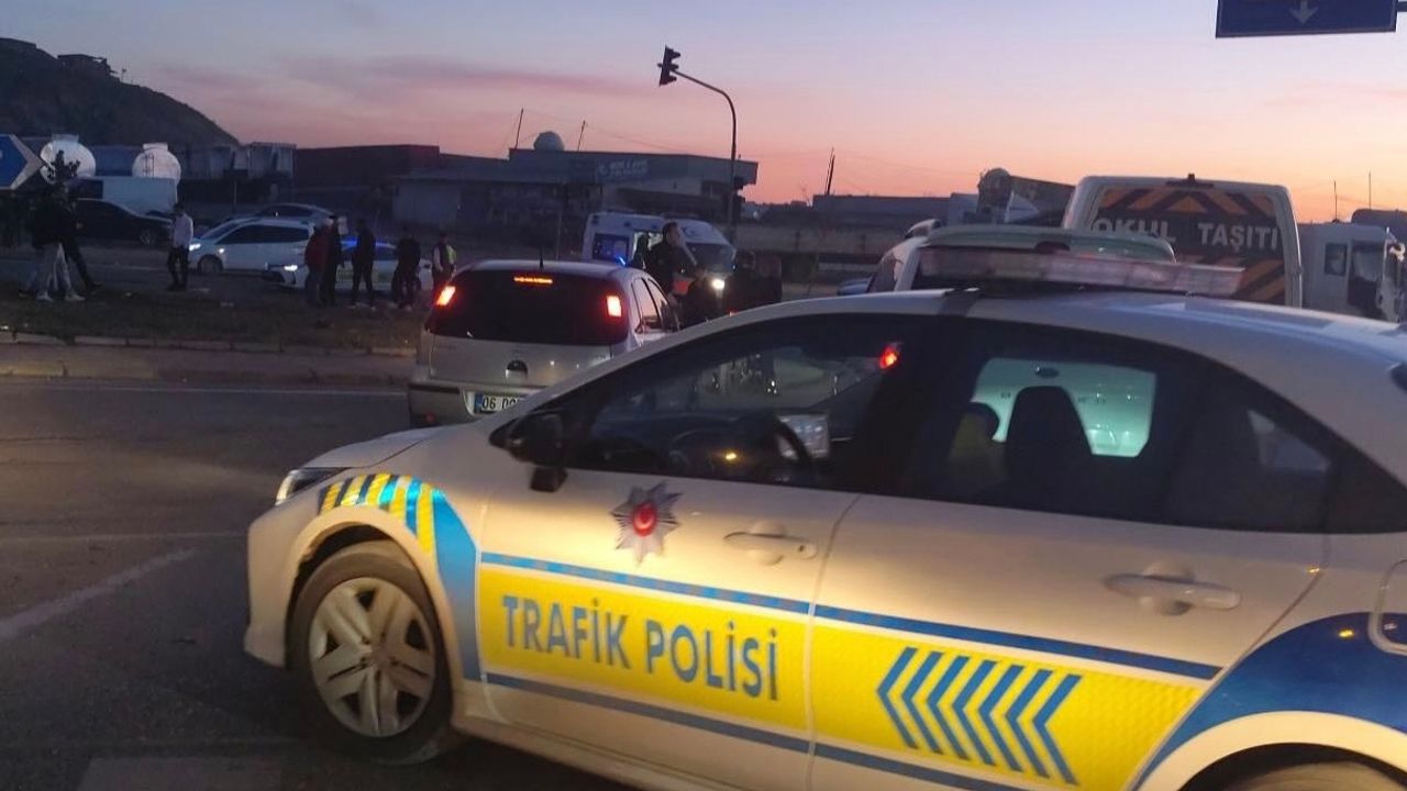 Freni boşalan TIR kırmızı ışıkta bekleyen araçları biçti