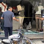 Otomobille çarpışan motosiklet mağazaya girdi 1 yaralı