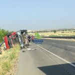 TIR devrildi, sürücüsü yaralandı