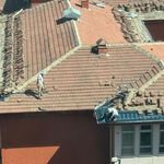 İşçiler, güvenlik önlemi almadan çatıyı tamir etti