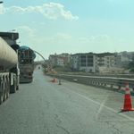 Cizre’de günlerdir kaldırılmayan dubalar trafiği tehlikeye atıyor