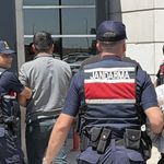 Kamyonetle çarptığı şahsı metrelerce fırlattı