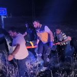 Pikap tarlaya uçtu 2 kişi yaralandı