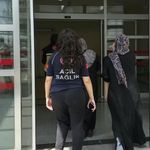 Motosiklet yayalara çarptı 2 yaralı