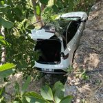 Otomobil bahçeye uçtu, 8 kişi yaralandı