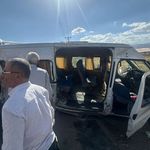 Minibüs, kapağı açık bırakılan rögar çukuruna çarptı, 6 yaralı