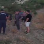 Kovalarla su taşıyan köylüler yangını söndürdü