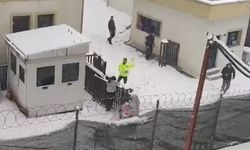 Polis ile Çocukların Kartopu Savaşı Gönülleri Isıttı