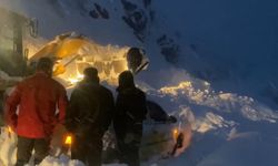 Hakkari’de Çığ Altında Kalan Araçtan 3 Kişi Kurtarıldı