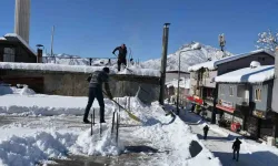 Şırnak’ta Damların Üzerindeki Kar Temizleniyor