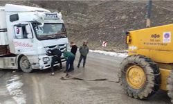 Şenoba Belediyesi yolda kalanların imdadına yetişiyor