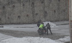 Şırnak'ta Karda Mahsur Kalan Engelli Vatandaşın İmdadına Polis Yetişti