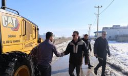 İdil kaymakamı köy yollarındaki karla mücadeleyi yerinde inceledi
