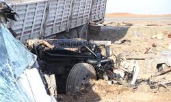 Cizre'de tırlar çarpıştı 2 yaralı