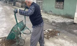 Mahalleli el arabasıyla sokağa indi