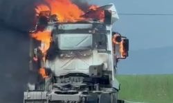 Silopi'de Seyir Halindeki Tır Alev Alev Yandı