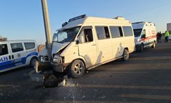 İşçileri taşıyan minibüs direğe çarptı, 15 yaralı