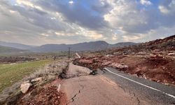 Şırnak'ta  Köy yolu çöktü, ulaşım durdu