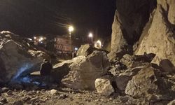 Dev kayalar mahalle yoluna düştü