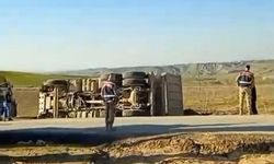 Hafriyat kamyonu devrildi, 1 yaralı