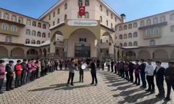 Okul Bahçesinde Dev Koro 'Kâbe’de Hacılar' İlahisi