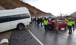 Öğrenci servisi ile otomobil çarpıştı, 12 yaralı