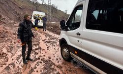 Çamura saplanan okul taşıtı köylülerce kurtarıldı