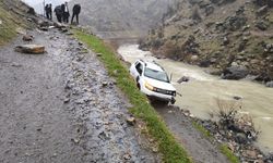 Şırnak'ta otomobil uçuruma yuvarlandı, 2 yaralı