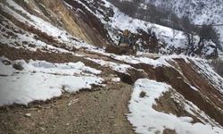 Heyelan sonucu kapanan yol ulaşıma açıldı