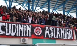 Şırnak tribünlerinden Sazak’a sevgi seli