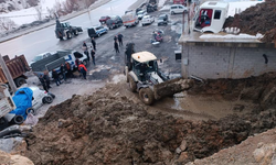 Sanayi sitesindeki dükkanlar toprak yığını altında kaldı