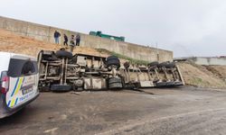 Cizre’de Asfalt Yüklü Tır Devrildi, 1 Yaralı