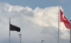 Sınır Kapısında Dikkat Çeken Görüntü Dev Siyah Bayrak