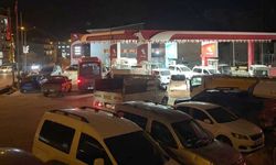 Gece Yarısı Öncesi Yoğunluk, İstasyonlarda Araç Kuyruğu