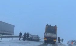 Kayganlaşan yolda 10 araçlı zincirleme kaza
