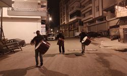 Halay davulu çalarak sahura uyandıran davulcular
