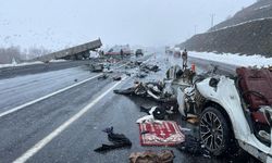 Tır ile otomobil çarpıştı, 2 ölü, 5 yaralı