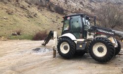 Beytüşşebap'ta  sel suları yolları kapattı