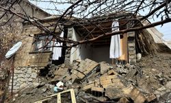 Yağışlara dayanamayan ev çöktü,3 kişilik aile evsiz kaldı