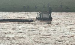 Dere sularına kapılan traktör sürücüsü vinçle kurtarıldı