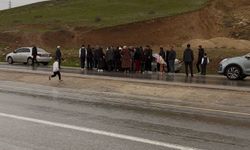 Düğün konvoyunda kaza; 2 yaralı