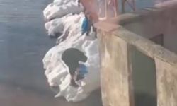 Çocukların sular altında kalan yollarda şeker mesaisi