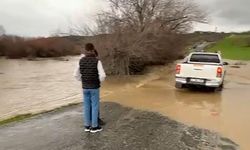Şiddetli Yağış Köy Yolunu Kapattı, Vatandaşlar Mahsur Kaldı