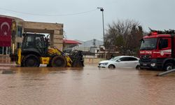 Bölgede Sel Felaketi: 9 Kişilik Aile Araçta Kaldı