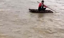 Yağan yağmurlardan taşan derede sal keyfi