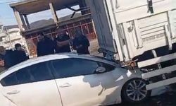 Kırmızı ışıkta bekleyen otomobil tıra çarptı: 1 yaralı