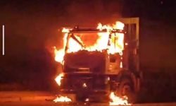 Seyir halindeki çöp kamyonu alev alev yandı