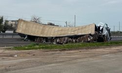 İpekyolunda karton yüklü tır devrildi: 1 yaralı